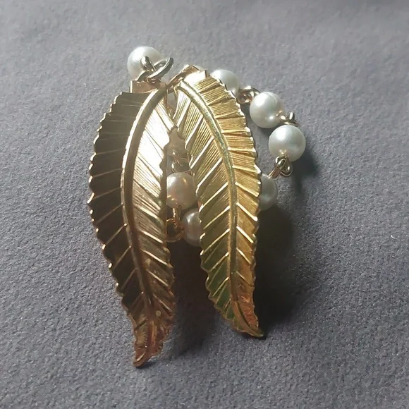 Gold Toned Simulated Pearl Vintage Mid Century Style Scarf or Sweater Clip - Picture 15 of 16